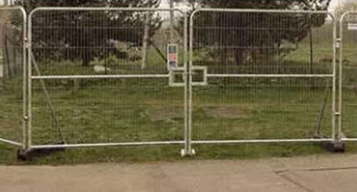 Mobile fencing gate for vehicle entrance