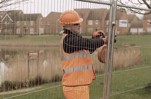 Anti climb mobile fencing panels