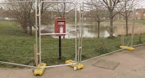 Fencing gate for peoples